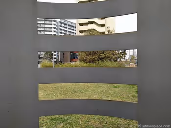 포트사이드 공원의 오브제의 벤치에서의 경관