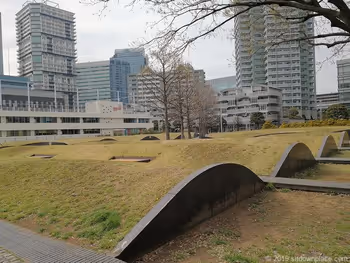 포트사이드 공원의 기복이 있는 잔디