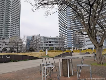 ポートサイド公園のテーブルとマンション群