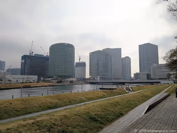 포트사이드 공원의 벤치에서의 경관