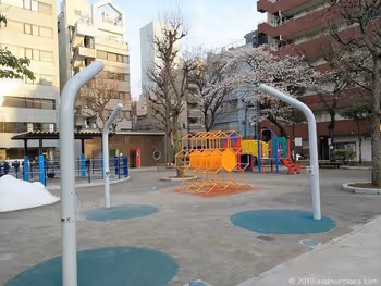 오카치마치 공원의 샤워와 놀이기구