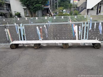 五反田川の木製ベンチ