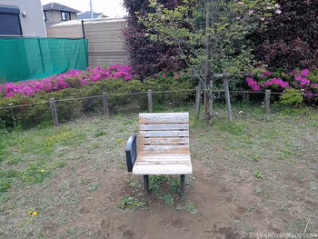 成城1-23广场的可爱凳子和休息区