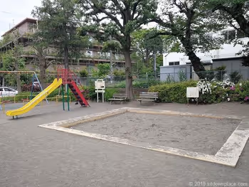 메이세이 공원의 놀이기구와 모래밭과 철봉