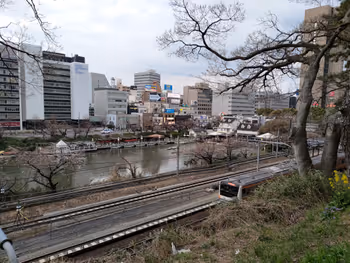 간다강 둑에서 보이는 JR 주오선