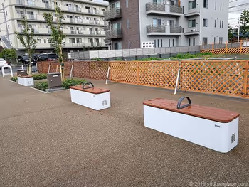 稲城長沼駅ペアパークの2人掛けベンチ