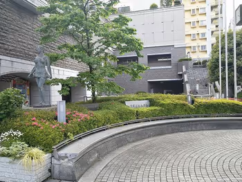 多摩區公所前的長椅