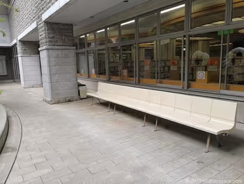 多摩圖書館庭院的休息場所