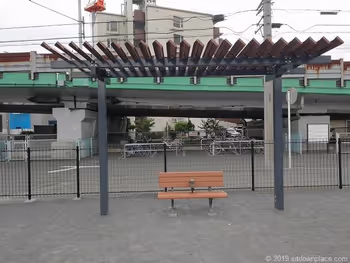 登戶1號街區公園的涼棚和長椅