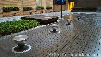 [大手町站] 丸之內OAZO 1樓 戶外露台 休息處 的照片 1