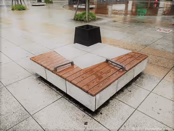 新潟駅南口駅前広場のベンチ