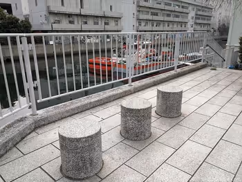 요코하마 중앙시장 거리 폭포강의 벤치