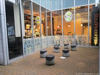 新潟LEXN广场Tully's Coffee前的凳子
