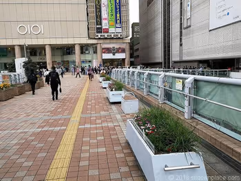 北千住站西口行人天橋的休息區