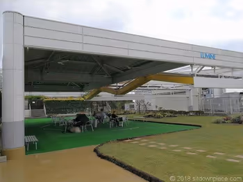ルミネ北千住屋上広場の休憩所