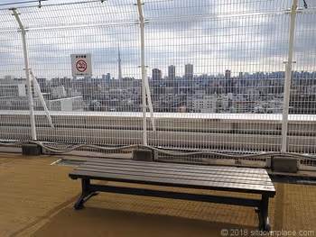 丸井北千住屋頂廣場可以看晴空塔的長椅