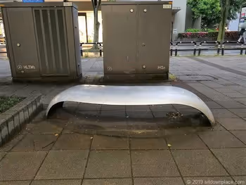 万代City的时尚长椅