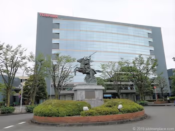 分倍河原站前新田義貞像和府中東芝大樓