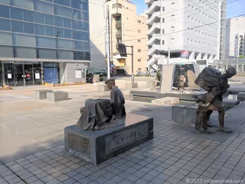 도야마역 남쪽 출구 약 파는 사람의 동상