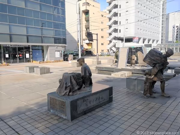 くすりやさん像・平和群像広場の写真1