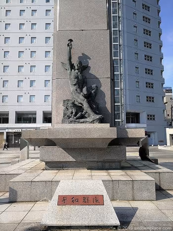도야마역 남쪽 출구 평화 군상의 기념물