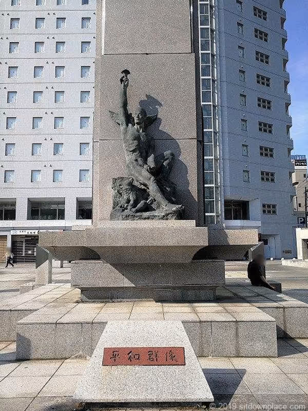 くすりやさん像・平和群像広場の写真6