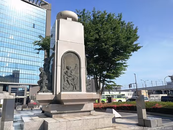 도야마역 남쪽 출구 평화 군상 광장의 휴식 공간