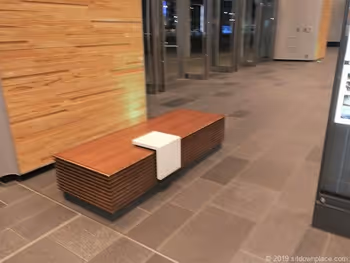 富山駅新幹線中央改札口前のベンチ