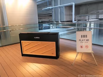 富山站新干线中央检票口前2楼平台的钢琴