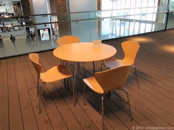 富山站新干线中央检票口前2楼平台的桌椅