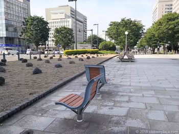 富山站北口いたち川附近的的单人椅和双人椅