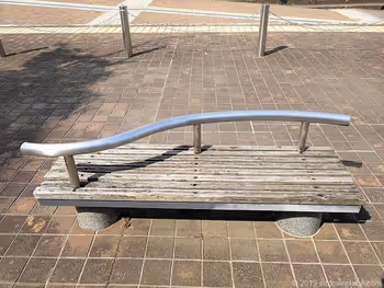 ウェーブ型の背もたれを持つベンチ