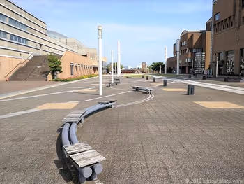 富山市総合体育館前のストリームラインを描くベンチ