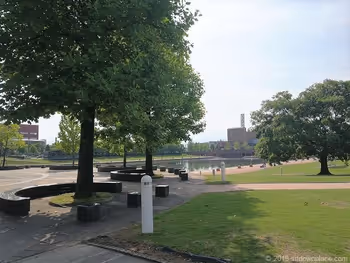 環水公園卡納爾公園的樹木和長椅