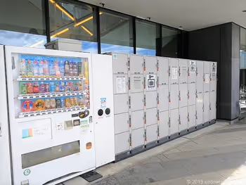 天空竞技场的休息场所的自动贩卖机和投币储物柜