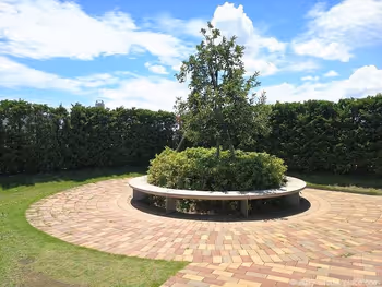 ソラマチ5Fファームガーデンの静かな円形ベンチ