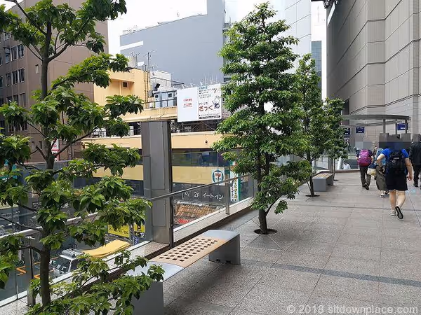 伊勢丹横 宝くじ売り場前 デッキの写真2