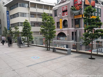 立川伊勢丹横宝くじ売り場前デッキの休憩場所