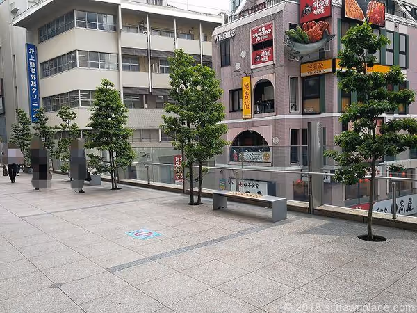 伊勢丹横 宝くじ売り場前 デッキの写真1