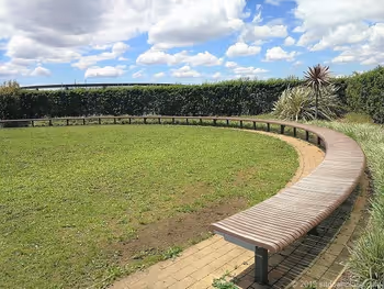 ソラマチ8Fドームガーデンの長いベンチ