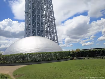 ソラマチ8Fプラネタリウムドーム上部と芝生の景観