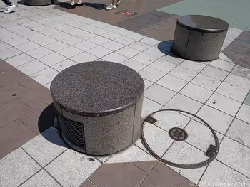 百合噴泉前的長椅