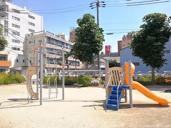 마키노 공원의 미끄럼틀과 놀이기구