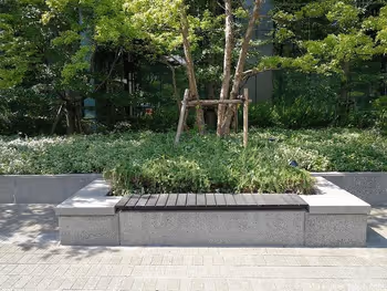 ルーセントタワー公開空地の2人掛けベンチ