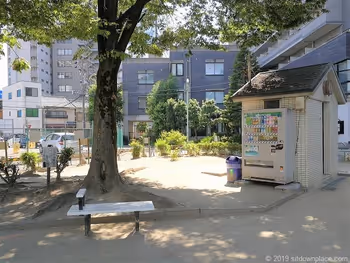 Benches and toilets at Sanae Park