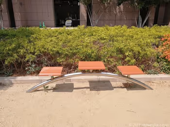 西柳公園のアーチ型3人掛けベンチ