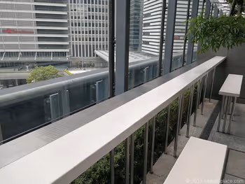 大名古屋ビルヂングスカイガーデンのデッキにあるカウンターテーブル