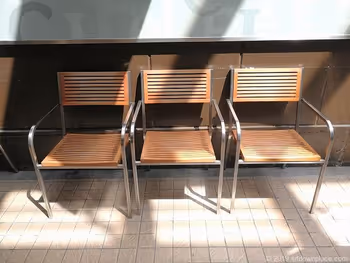 빈즈 테라스 카페 드 크리에 부근의 의자