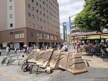 赤羽駅東口広場のオブジェ