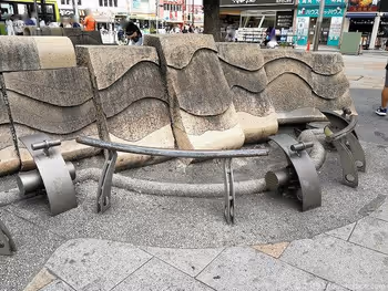 赤羽駅東口広場のオブジェと腰掛ベンチ